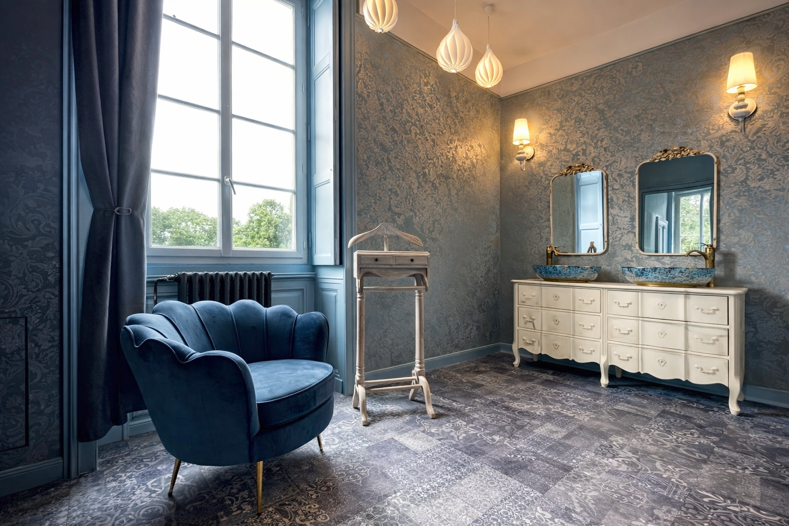Salle de bain romantique bleu antique dans une chambre de château